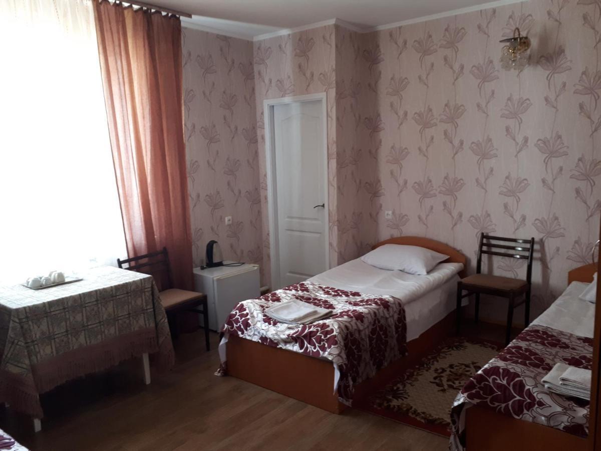 Hotel Gostynnyi Dvir Sharhorod Exteriér fotografie